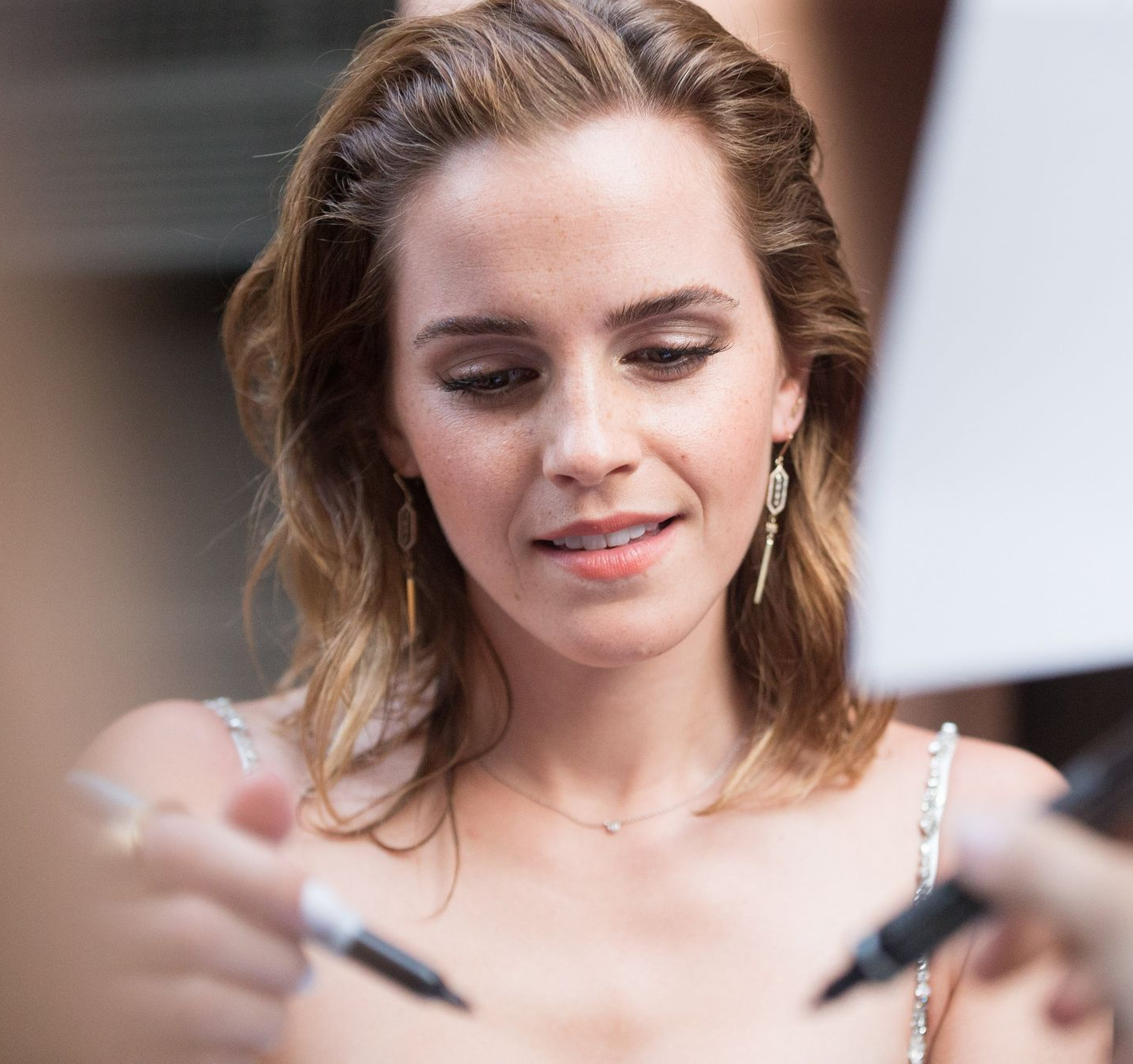 boYvWP3H Emma Watson's reaction when guys eat their own sperm in public for her 05.png